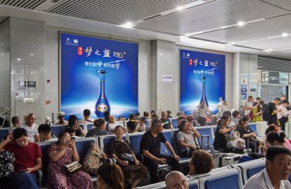 第一户外传媒-常州站南站房一层候车大厅墙面灯箱