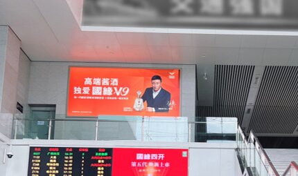 第一户外传媒-常州站南站房进站扶梯两侧墙面灯箱