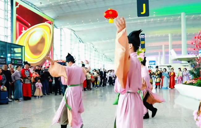 广州机场T2裸眼3D巨幕：当汉服快闪成为背景，我们看见了什么？