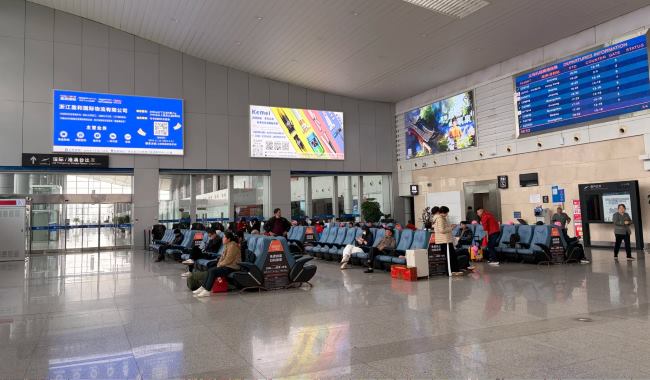 义乌机场出发大厅广告位观察：特色龙头企业机场聚会