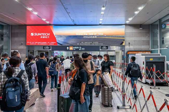 上海虹桥站出租车区广告盘点:排队场景下商旅广告案例实拍