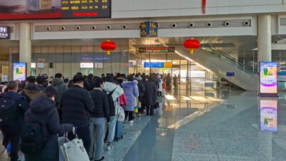 第一户外传媒-大连北站候车室刷屏机广告
