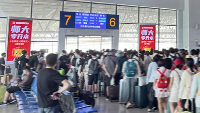 深圳第一户外传媒有限公司-烟台站候车室检票口两侧图腾灯箱