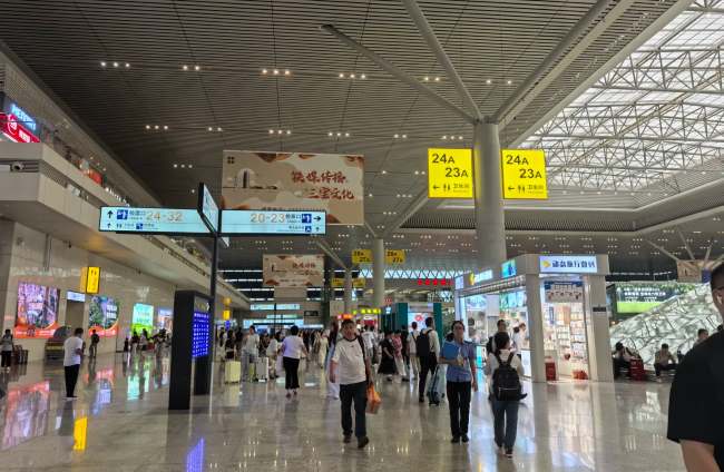 郑州东站候车大厅墙面大型灯箱广告价格，郑州东高铁站大屏