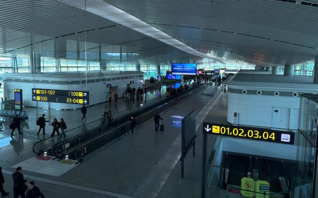 揭阳潮汕机场候机大厅俯拍全景图，吊顶灯箱位于中央 