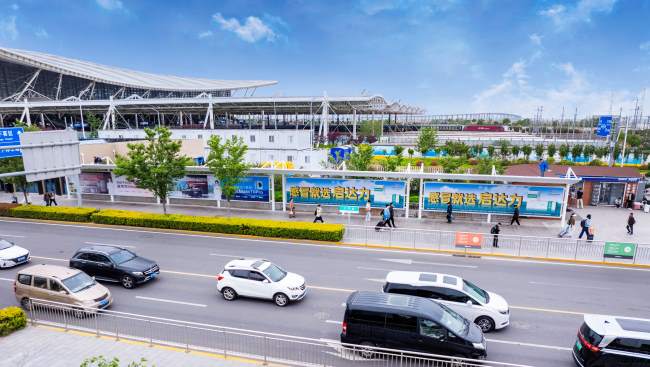 青岛北站户外广场通道大牌价格，青岛北站展会广告案例