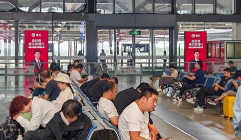 深圳第一户外传媒有限公司-苏州站候车室刷屏机