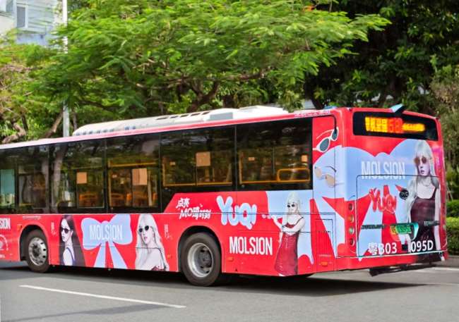 深圳公交车身陌森太阳镜太红色车身广告