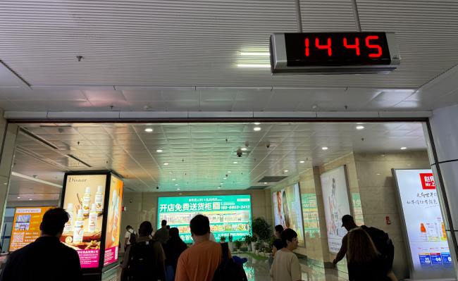 义乌机场到达通廊前往行李厅必经通道客流通行实拍图