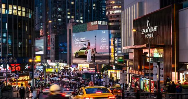 汽车业利润率跌破3%，小鹏为何逆势点亮地标大屏？