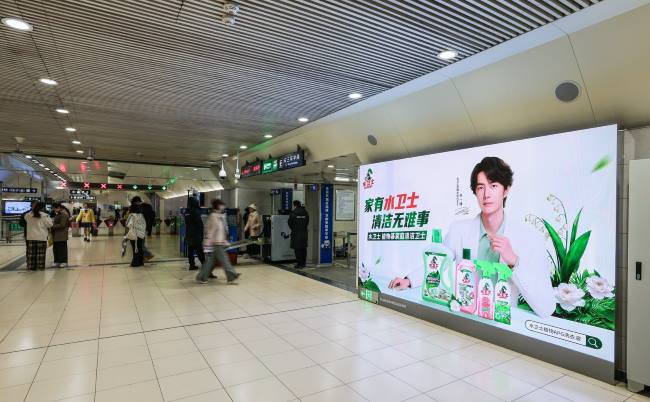 北京地铁站换乘通道口墙面大屏 