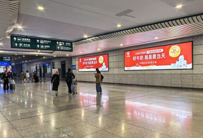 厦门高铁站出站通道广告价格，厦门站墙面灯箱投放