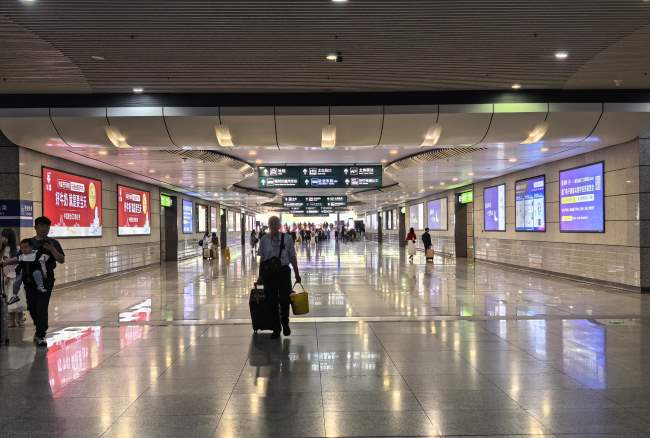 厦门站出站通道中央位置拍摄全景实拍图