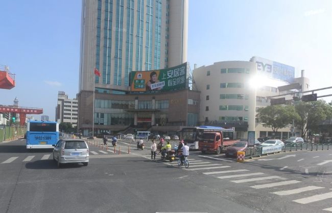 金华双溪西路地铁站上方LED大屏广告