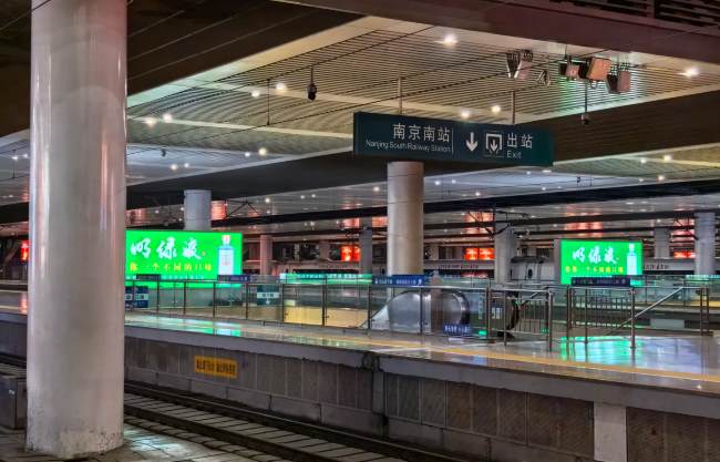 南京南站站台区域连续发布的站台灯箱广告案例图 