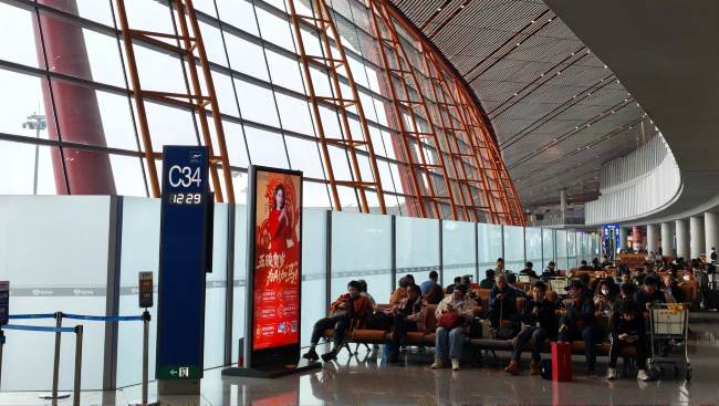 北京首都机场T3登机口LED刷屏机广告实拍图