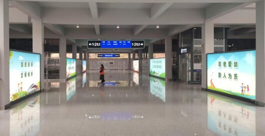 深圳第一户外传媒有限公司-建德南站进出站通道墙面灯箱