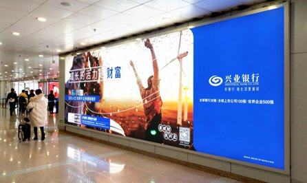 深圳第一户外传媒有限公司-北京首都机场T2国内到达行李厅墙体灯箱