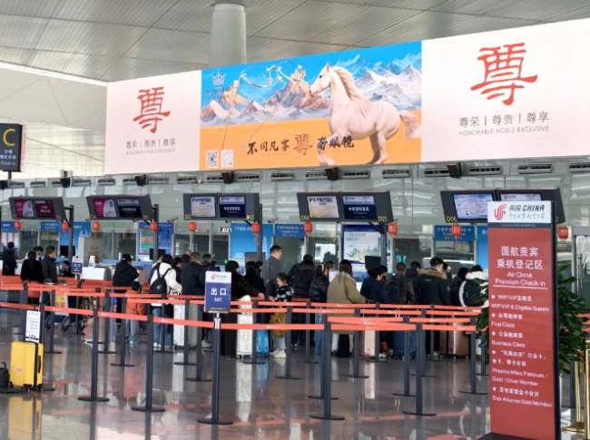 温州机场出发值机大厅地标巨幕位于值机柜台排队客流上方实拍图