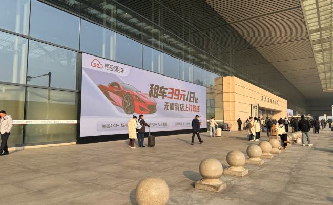 郑州东站进站旅客往进站口汇聚的繁忙画面实拍图