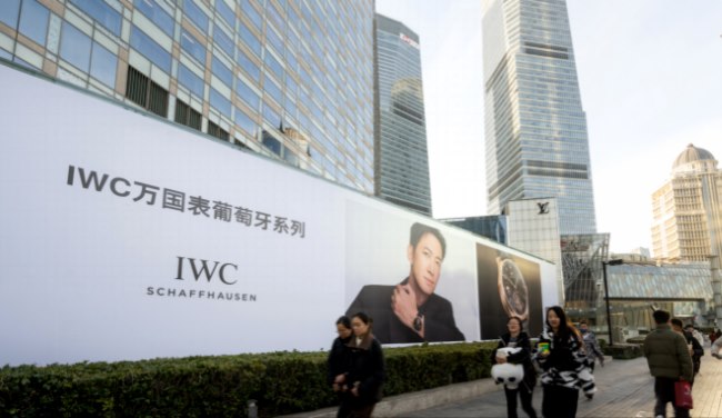 上海陆家嘴国金中心户外围挡大牌:CBD稀缺落地巨幕