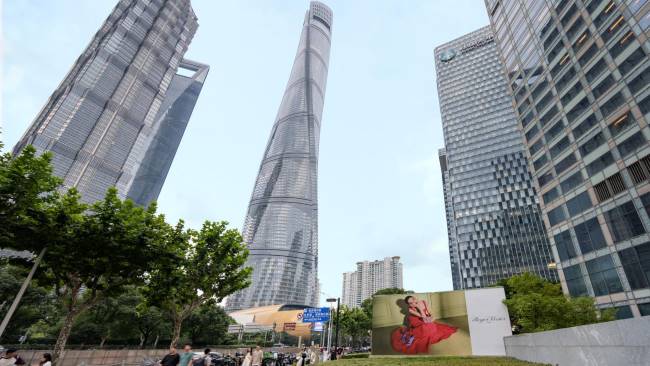 上海陆家嘴地铁站旁路面商圈繁忙景象