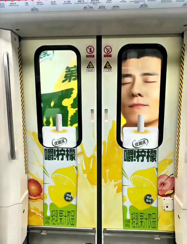 郑州地铁车厢视觉错位创意广告引发热议关注