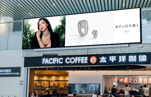 第一户外传媒-广州白云机场-T2国际出发免税区地标高空灯箱