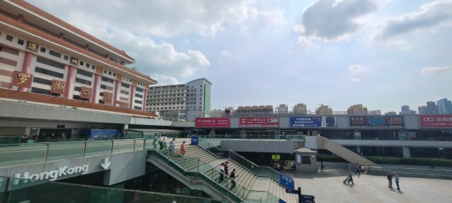 深圳罗湖口岸与深圳站户外广场上方广告位，展示多个品牌横幅广告 