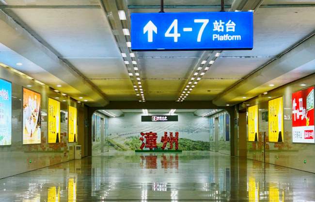漳州动车站出站通道中部向站台方向的视角实拍图