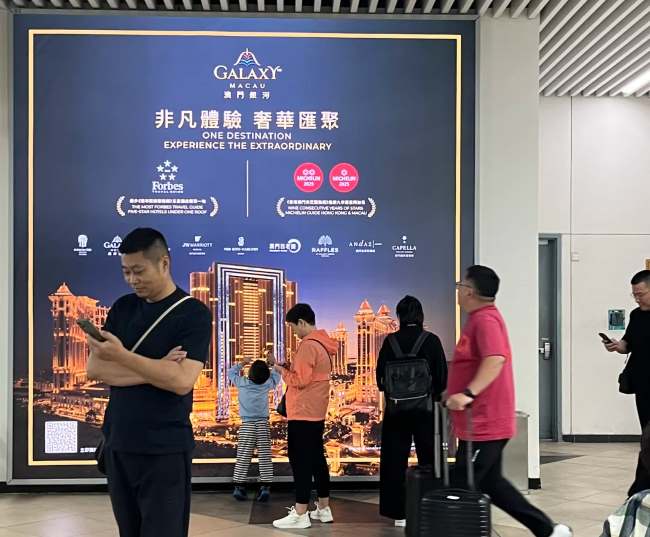 澳门机场行李厅墙面，银河酒店广告以奢华夜景吸睛
