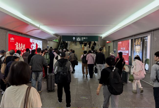 三亚站出站通道墙面灯箱:6米巨幅联排房地产广告案例