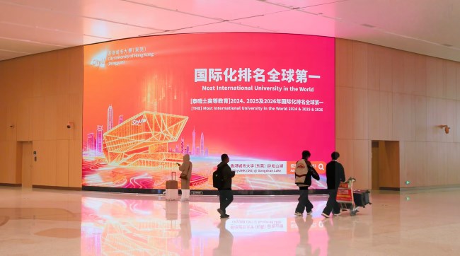 广州机场T3航站楼新建弧面高清LED大屏广告近景实拍图