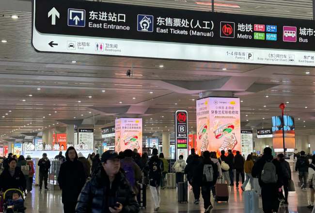 杭州东站出站通道包柱广告：8根3D屏+12根灯箱