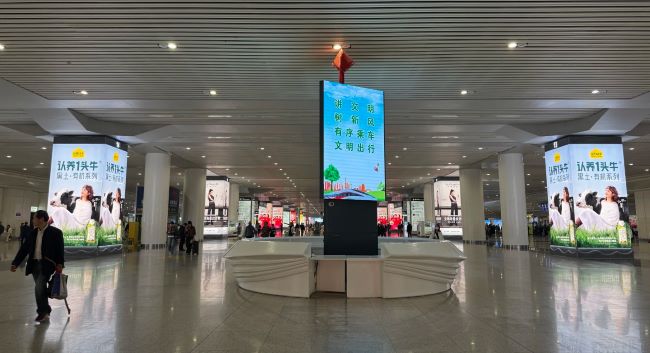 杭州东站到达通道中央的服务台旅客拍摄实景图