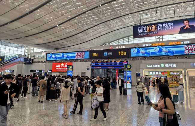 百岁山深圳北站候车大厅3D大屏橱窗型广告案例实拍图