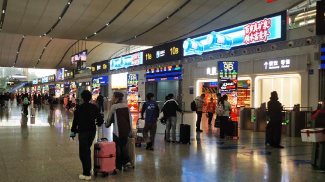 深圳北站B区检票口实拍图，百岁山3块大屏联播