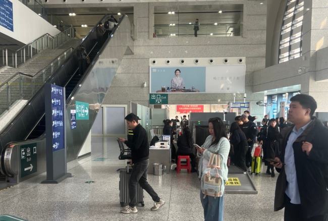 景德镇北站灯箱广告:本地品牌弄子里投站台安检口候车厅