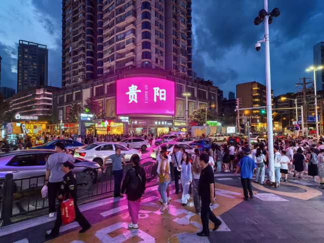 青云市集核心地段夜市客流如梭繁忙景象夜景实拍图