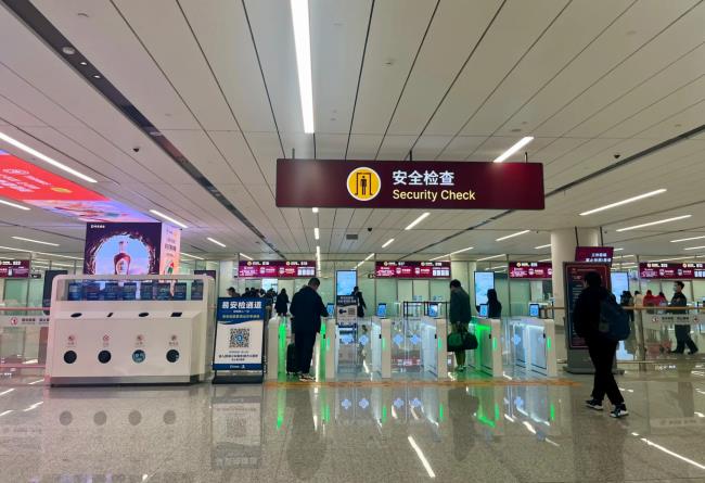 西安机场T5航站楼出发安检口等候区场景实拍图