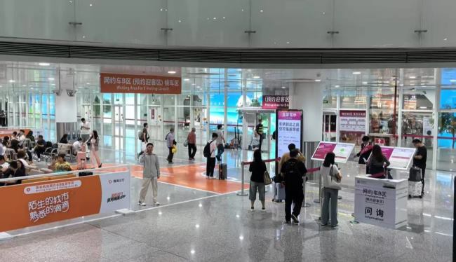 深圳机场GTC2层乘扶梯通往1层网约车候车区俯瞰场景实拍图