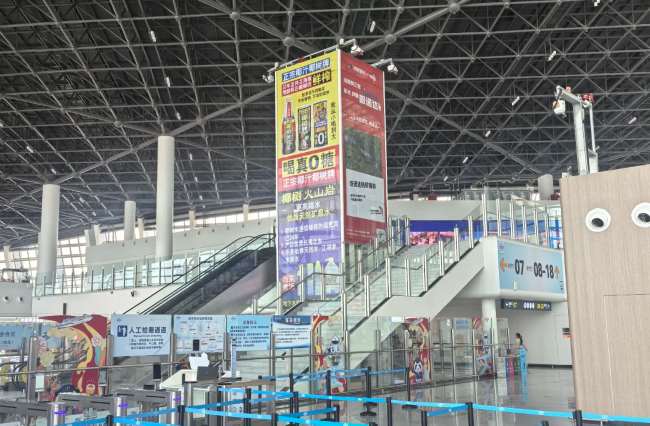 海口新海港2层候船大厅客流场景实拍图