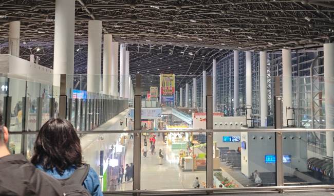 新海港码头宽阔明亮的2层候船大厅与3层到达区域实拍图