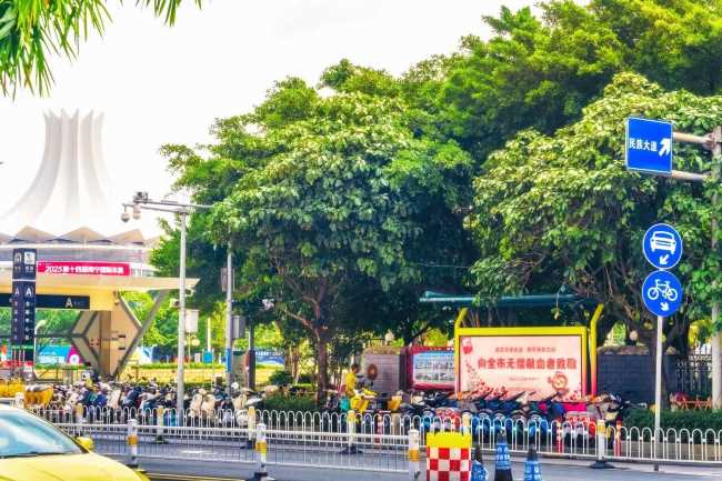 南宁献血主题公交车候车亭广告：全城公益传播案例