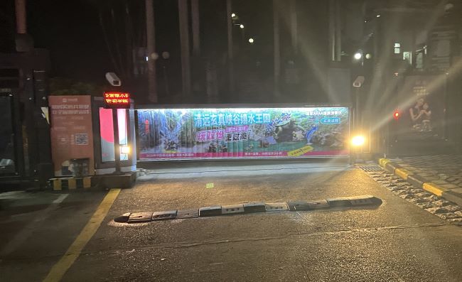 深圳小区行车道道闸广告采用百叶外打灯模式，是夜间路面亮点