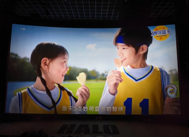 2026暑期电影院大屏广告刊登着妙可蓝多奶酪棒广告