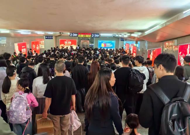 普宁站出站通道归乡潮汕人携家带口提着年货到达出站场景实拍图