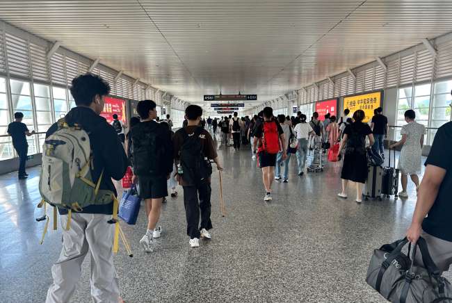 黄山北站2层候车大厅检票后由进站天桥通往站台层客流实拍图 