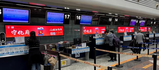 太原机场T2值机柜台LED八联屏：42㎡联排发布覆盖出发排队