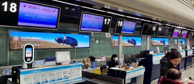大众汽车太原经销商选择武宿机场出发大厅LED大屏宣传途锐德系全用途豪华SUV